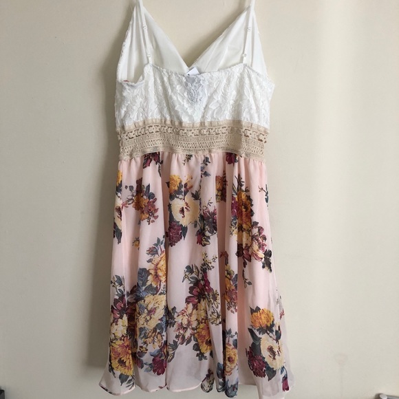 *SOLD* Floral mini dress - Picture 2 of 5
